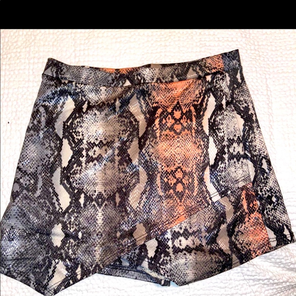 Blue bush boutique snakeskin skort